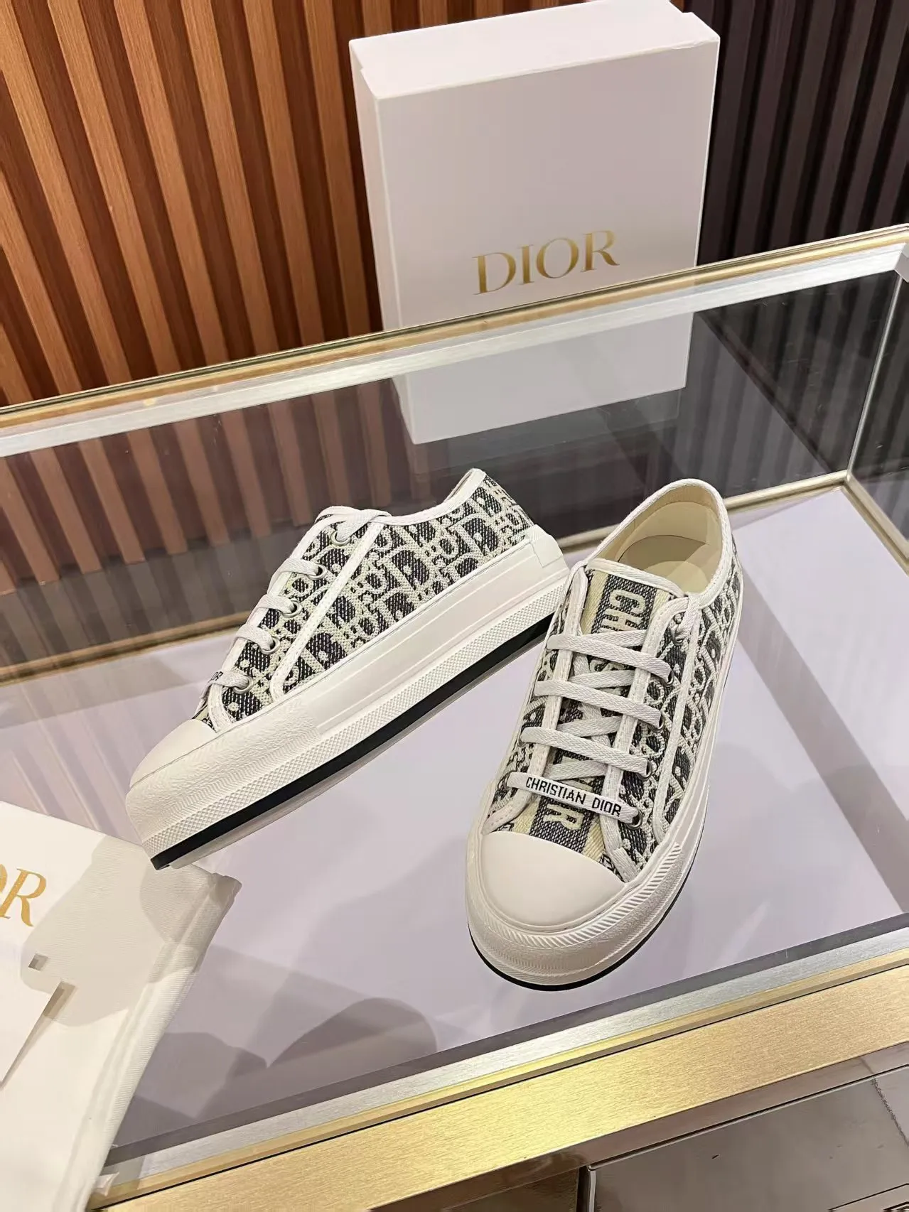 👟👟Ex-factory price 520👟👟 Walk‘n’Dior embroidered mid-top casual shoes are new in 2025. On the fashion stage, Dior embroidered shoes are the well-deserved protagonist. Delicate stitching is used on the upper, every stitch is devoted to the craftsman's efforts, and every thread is woven with artistic poetry. From complex floral patterns to smart geometric textures, embroidery is like the magic that gives shoes life, allowing them to show dynamic beauty even in static conditions.   Wearing Dior embroidered shoes feels like stepping into a dream world full of art. It is not only a pair of shoes, but also a walking piece of art that perfectly integrates fashion and culture. Whether you are strolling on the bustling city streets or attending important social occasions, Dior embroidered shoes can add unique charm to your style and become the focus of everyone's attention.   Choosing Dior embroidered shoes means choosing a persistent pursuit of quality and a unique understanding of fashion. Let it accompany you through every wonderful moment and leave your own fashion mark.  Material: Sheepskin lining, feet, silk cowhide, size 35-41, heel height 5cm